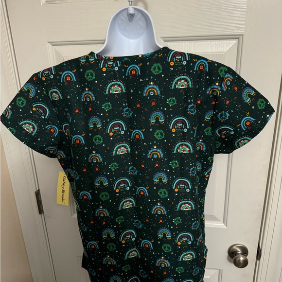 Women’s Gabby Brooke Holiday Christmas Rainbow Scrub Top NWT size Medium gift - Picture 2 of 5